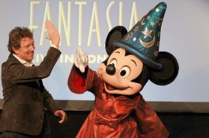 29-10-2014 SHOWBIZZ; ROBERT TEN BRINK WERKT MET KERST SAMEN MET MICKEY MOUSE. 
Robert ten Brink gaat op 26 december het verhaal vertellen van Disney s Fantasia Live in Concert in de Ziggo Dome. Dat vertelt de presentator maandag aan PRIVE.  Robert is door medeproducent RTL Live Entertainment gevraagd om het klassieke Disneyverhaal uit 1940 te vertellen.Ze kwamen bij mij uit vanwege het kerstgevoel,lacht de presentator, die ook een groot fan is van Disney.
foto: Albert den Iseger