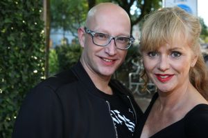 30-09-2015 SHOWBIZZ; BIOGRAFIE VAN JOOP VAN TELLINGEN ONTHULT. Evert Santegoeds en Carlo Boszhard kregen de eerste boeken uitgereikt van de dochter van Joop, Nathalie. Het boek KOMT GOED JOCHIE is uitgebracht door de familie van Tellingen als eerbetoon aan vader JOOP.
foto: Albert den Iseger