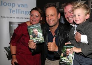 30-09-2015 SHOWBIZZ; BIOGRAFIE VAN JOOP VAN TELLINGEN ONTHULT. Evert Santegoeds en Carlo Boszhard kregen de eerste boeken uitgereikt van de dochter van Joop, Nathalie. Het boek KOMT GOED JOCHIE is uitgebracht door de familie van Tellingen als eerbetoon aan vader JOOP.
foto: Albert den Iseger