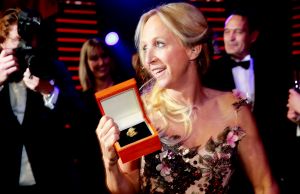 13-10-2016 SHOWBIZZ; FLOORTJE DESSING WINT GOUDEN TELEVIZIER RING 2016. Humberto Tan won de Televizier-Ster voor presentator, Chantal Janzen won opnieuw de Televizier-Ster voor presentatrice. Pip Pellens kreeg de prijs voor aanstormend talent. Paul de leeuw won met zijn talkshow. Thom Hoffman was de beste acteur en Angela Schijf als beste actrice.
foto: Albert den Iseger