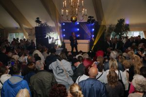 06-10-2016 SHOWBIZZ; FRANS BAUER GEEFT FANCLUB DAG TUSSEN DE MOOISTE VOGELS. Meer dan 800 fans waren naar Avifauna gekomen om de fanclubdag van Frans Bauer te mogen meemaken.Er was muziek ,eten en drinken voor de trouwste fans van Frans. Het spektakel duurde tot ver in de avond en was wederom een groot succes.
foto: Albert den Iseger