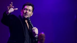 10-10-2018 SHOWBIZZ; TINO MARTIN LIVE EN DICHTERBIJ PUBLIEK IN THEATERTOUR 2018. De premiere van de theatertour was in Enschede Uitverkocht net als alle andere theaters waar Tino komt met zijn DICHTERBIJ TOUR. Tevens was gisteren ook de lancering van zijn nieuwe album THUIS KOMEN PAS DE TRANEN en de dubbel cd van IN THE ROUND ZIGGO DOME 2018. Ook de DVD van de ZIGGO DOME 2018 werd gisteren gelanceerd. Drukke tijden voor Studio One en Tino Martin. foto; Albert den Iseger