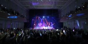 21-10-2018 SHOWBIZZ; TINO MARTIN VERPLETTERD HAARLEMS PUBLIEK. Uitverkocht tot de laatste stoel, het Haarlems publiek genoot, applaudisseerde, huilde en was uitbundig enthousiast. Wat een geweldige muziekavond in het Haarlems Philharmonie theater. De directie hoopte op een gauw weerzien van Tino in dit mooie theater.
foto: Albert den Iseger
