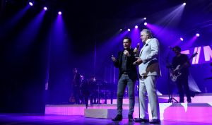 29-10-2018 SHOWBIZZ; TINO MARTIN IN AFAS CIRCUS THEATER SCHEVENINGEN.
uitverkocht en propvol met fans, Lee Towers was de muzikale verrassing van deze avond. Toen hij opkwam brak de zaal bijna het mooie theater af.Het  duet met Tino en Lee WAS A DREAM COMING TREU voor het Schevenings publiek.
foto: Albert den Iseger