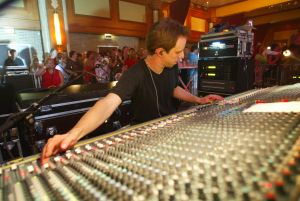 02-09-2005 SHOWBIZZ; MINI CONCERT WOLTER KROES TE EGMOND AAN ZEE. Het mini concert van Wolter Kroes in het Zuiderduin te Egmond aan zee was een groot succes.1500 mensen gingen compleet uit hun dak van het gezellige programma van Wolter en zijn band.
foto:Albert den Iseger