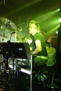02-09-2005 SHOWBIZZ; MINI CONCERT WOLTER KROES TE EGMOND AAN ZEE. Het mini concert van Wolter Kroes in het Zuiderduin te Egmond aan zee was een groot succes.1500 mensen gingen compleet uit hun dak van het gezellige programma van Wolter en zijn band.
foto:Albert den Iseger