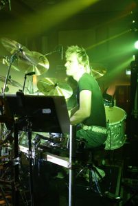 02-09-2005 SHOWBIZZ; MINI CONCERT WOLTER KROES TE EGMOND AAN ZEE. Het mini concert van Wolter Kroes in het Zuiderduin te Egmond aan zee was een groot succes.1500 mensen gingen compleet uit hun dak van het gezellige programma van Wolter en zijn band.
foto:Albert den Iseger