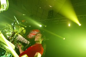 02-09-2005 SHOWBIZZ; MINI CONCERT WOLTER KROES TE EGMOND AAN ZEE. Het mini concert van Wolter Kroes in het Zuiderduin te Egmond aan zee was een groot succes.1500 mensen gingen compleet uit hun dak van het gezellige programma van Wolter en zijn band.
foto:Albert den Iseger