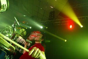 02-09-2005 SHOWBIZZ; MINI CONCERT WOLTER KROES TE EGMOND AAN ZEE. Het mini concert van Wolter Kroes in het Zuiderduin te Egmond aan zee was een groot succes.1500 mensen gingen compleet uit hun dak van het gezellige programma van Wolter en zijn band.
foto:Albert den Iseger