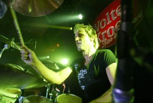 02-09-2005 SHOWBIZZ; MINI CONCERT WOLTER KROES TE EGMOND AAN ZEE. Het mini concert van Wolter Kroes in het Zuiderduin te Egmond aan zee was een groot succes.1500 mensen gingen compleet uit hun dak van het gezellige programma van Wolter en zijn band.
foto:Albert den Iseger
