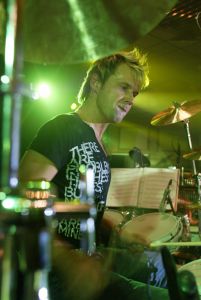 02-09-2005 SHOWBIZZ; MINI CONCERT WOLTER KROES TE EGMOND AAN ZEE. Het mini concert van Wolter Kroes in het Zuiderduin te Egmond aan zee was een groot succes.1500 mensen gingen compleet uit hun dak van het gezellige programma van Wolter en zijn band.
foto:Albert den Iseger