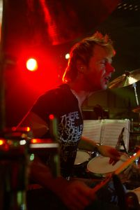02-09-2005 SHOWBIZZ; MINI CONCERT WOLTER KROES TE EGMOND AAN ZEE. Het mini concert van Wolter Kroes in het Zuiderduin te Egmond aan zee was een groot succes.1500 mensen gingen compleet uit hun dak van het gezellige programma van Wolter en zijn band.
foto:Albert den Iseger