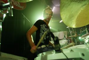 02-09-2005 SHOWBIZZ; MINI CONCERT WOLTER KROES TE EGMOND AAN ZEE. Het mini concert van Wolter Kroes in het Zuiderduin te Egmond aan zee was een groot succes.1500 mensen gingen compleet uit hun dak van het gezellige programma van Wolter en zijn band.
foto:Albert den Iseger