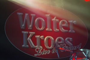 02-09-2005 SHOWBIZZ; MINI CONCERT WOLTER KROES TE EGMOND AAN ZEE. Het mini concert van Wolter Kroes in het Zuiderduin te Egmond aan zee was een groot succes.1500 mensen gingen compleet uit hun dak van het gezellige programma van Wolter en zijn band.
foto:Albert den Iseger