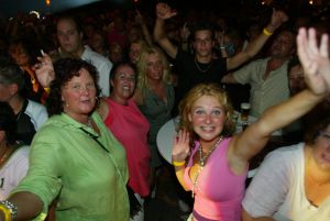 02-09-2005 SHOWBIZZ; MINI CONCERT WOLTER KROES TE EGMOND AAN ZEE. Het mini concert van Wolter Kroes in het Zuiderduin te Egmond aan zee was een groot succes.1500 mensen gingen compleet uit hun dak van het gezellige programma van Wolter en zijn band.
foto:Albert den Iseger