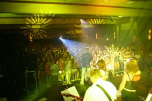 02-09-2005 SHOWBIZZ; MINI CONCERT WOLTER KROES TE EGMOND AAN ZEE. Het mini concert van Wolter Kroes in het Zuiderduin te Egmond aan zee was een groot succes.1500 mensen gingen compleet uit hun dak van het gezellige programma van Wolter en zijn band.
foto:Albert den Iseger