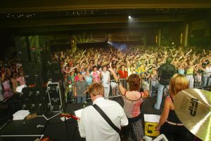 02-09-2005 SHOWBIZZ; MINI CONCERT WOLTER KROES TE EGMOND AAN ZEE. Het mini concert van Wolter Kroes in het Zuiderduin te Egmond aan zee was een groot succes.1500 mensen gingen compleet uit hun dak van het gezellige programma van Wolter en zijn band.
foto:Albert den Iseger