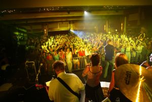 02-09-2005 SHOWBIZZ; MINI CONCERT WOLTER KROES TE EGMOND AAN ZEE. Het mini concert van Wolter Kroes in het Zuiderduin te Egmond aan zee was een groot succes.1500 mensen gingen compleet uit hun dak van het gezellige programma van Wolter en zijn band.
foto:Albert den Iseger