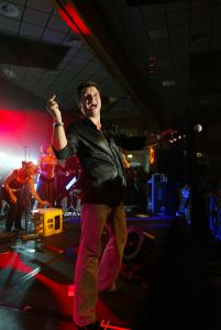 02-09-2005 SHOWBIZZ; MINI CONCERT WOLTER KROES TE EGMOND AAN ZEE. Het mini concert van Wolter Kroes in het Zuiderduin te Egmond aan zee was een groot succes.1500 mensen gingen compleet uit hun dak van het gezellige programma van Wolter en zijn band.
foto:Albert den Iseger