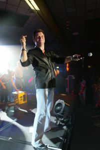 02-09-2005 SHOWBIZZ; MINI CONCERT WOLTER KROES TE EGMOND AAN ZEE. Het mini concert van Wolter Kroes in het Zuiderduin te Egmond aan zee was een groot succes.1500 mensen gingen compleet uit hun dak van het gezellige programma van Wolter en zijn band.
foto:Albert den Iseger