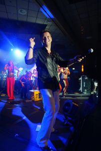 02-09-2005 SHOWBIZZ; MINI CONCERT WOLTER KROES TE EGMOND AAN ZEE. Het mini concert van Wolter Kroes in het Zuiderduin te Egmond aan zee was een groot succes.1500 mensen gingen compleet uit hun dak van het gezellige programma van Wolter en zijn band.
foto:Albert den Iseger
