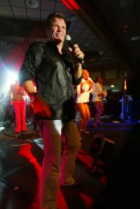 02-09-2005 SHOWBIZZ; MINI CONCERT WOLTER KROES TE EGMOND AAN ZEE. Het mini concert van Wolter Kroes in het Zuiderduin te Egmond aan zee was een groot succes.1500 mensen gingen compleet uit hun dak van het gezellige programma van Wolter en zijn band.
foto:Albert den Iseger