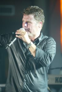 02-09-2005 SHOWBIZZ; MINI CONCERT WOLTER KROES TE EGMOND AAN ZEE. Het mini concert van Wolter Kroes in het Zuiderduin te Egmond aan zee was een groot succes.1500 mensen gingen compleet uit hun dak van het gezellige programma van Wolter en zijn band.
foto:Albert den Iseger