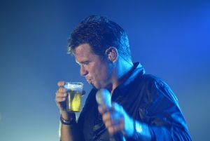 02-09-2005 SHOWBIZZ; MINI CONCERT WOLTER KROES TE EGMOND AAN ZEE. Het mini concert van Wolter Kroes in het Zuiderduin te Egmond aan zee was een groot succes.1500 mensen gingen compleet uit hun dak van het gezellige programma van Wolter en zijn band.
foto:Albert den Iseger