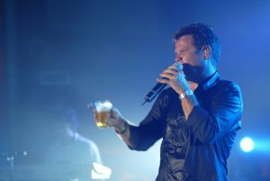 02-09-2005 SHOWBIZZ; MINI CONCERT WOLTER KROES TE EGMOND AAN ZEE. Het mini concert van Wolter Kroes in het Zuiderduin te Egmond aan zee was een groot succes.1500 mensen gingen compleet uit hun dak van het gezellige programma van Wolter en zijn band.
foto:Albert den Iseger