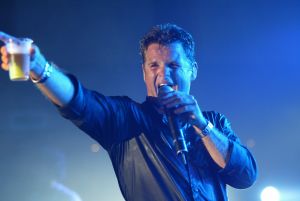 02-09-2005 SHOWBIZZ; MINI CONCERT WOLTER KROES TE EGMOND AAN ZEE. Het mini concert van Wolter Kroes in het Zuiderduin te Egmond aan zee was een groot succes.1500 mensen gingen compleet uit hun dak van het gezellige programma van Wolter en zijn band.
foto:Albert den Iseger