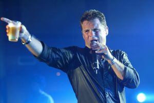 02-09-2005 SHOWBIZZ; MINI CONCERT WOLTER KROES TE EGMOND AAN ZEE. Het mini concert van Wolter Kroes in het Zuiderduin te Egmond aan zee was een groot succes.1500 mensen gingen compleet uit hun dak van het gezellige programma van Wolter en zijn band.
foto:Albert den Iseger