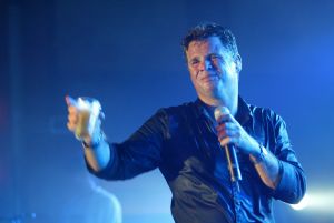 02-09-2005 SHOWBIZZ; MINI CONCERT WOLTER KROES TE EGMOND AAN ZEE. Het mini concert van Wolter Kroes in het Zuiderduin te Egmond aan zee was een groot succes.1500 mensen gingen compleet uit hun dak van het gezellige programma van Wolter en zijn band.
foto:Albert den Iseger