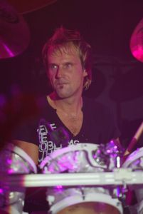 02-09-2005 SHOWBIZZ; MINI CONCERT WOLTER KROES TE EGMOND AAN ZEE. Het mini concert van Wolter Kroes in het Zuiderduin te Egmond aan zee was een groot succes.1500 mensen gingen compleet uit hun dak van het gezellige programma van Wolter en zijn band.
foto:Albert den Iseger