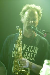 02-09-2005 SHOWBIZZ; MINI CONCERT WOLTER KROES TE EGMOND AAN ZEE. Het mini concert van Wolter Kroes in het Zuiderduin te Egmond aan zee was een groot succes.1500 mensen gingen compleet uit hun dak van het gezellige programma van Wolter en zijn band.
foto:Albert den Iseger