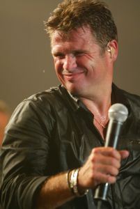 02-09-2005 SHOWBIZZ; MINI CONCERT WOLTER KROES TE EGMOND AAN ZEE. Het mini concert van Wolter Kroes in het Zuiderduin te Egmond aan zee was een groot succes.1500 mensen gingen compleet uit hun dak van het gezellige programma van Wolter en zijn band.
foto:Albert den Iseger