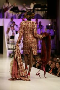 29-08-2005 SHOWBIZZ: MODESHOW WINTERCOLLECTIE 2005 VAN RONALD KOLK IN KRASNAPOLSKI AMSTERDAM.Het was veel kleur en een knipoog naar het theater,show en veel draagbare mode.Een big band zorgde voor veel sfeer en de vele vip\'s genoten van een heerlijk avondje uit met prachtige mode,sfeer volle muziek en vele heerlijke drankjes.
foto: Albert den Iseger.