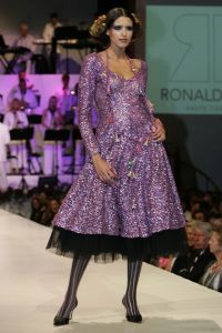 29-08-2005 SHOWBIZZ: MODESHOW WINTERCOLLECTIE 2005 VAN RONALD KOLK IN KRASNAPOLSKI AMSTERDAM.Het was veel kleur en een knipoog naar het theater,show en veel draagbare mode.Een big band zorgde voor veel sfeer en de vele vip\'s genoten van een heerlijk avondje uit met prachtige mode,sfeer volle muziek en vele heerlijke drankjes.
foto: Albert den Iseger.