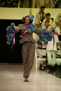 29-08-2005 SHOWBIZZ: MODESHOW WINTERCOLLECTIE 2005 VAN RONALD KOLK IN KRASNAPOLSKI AMSTERDAM.Het was veel kleur en een knipoog naar het theater,show en veel draagbare mode.Een big band zorgde voor veel sfeer en de vele vip\'s genoten van een heerlijk avondje uit met prachtige mode,sfeer volle muziek en vele heerlijke drankjes.
foto: Albert den Iseger.