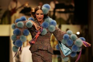 29-08-2005 SHOWBIZZ: MODESHOW WINTERCOLLECTIE 2005 VAN RONALD KOLK IN KRASNAPOLSKI AMSTERDAM.Het was veel kleur en een knipoog naar het theater,show en veel draagbare mode.Een big band zorgde voor veel sfeer en de vele vip\'s genoten van een heerlijk avondje uit met prachtige mode,sfeer volle muziek en vele heerlijke drankjes.
foto: Albert den Iseger.