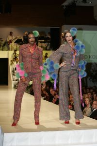 29-08-2005 SHOWBIZZ: MODESHOW WINTERCOLLECTIE 2005 VAN RONALD KOLK IN KRASNAPOLSKI AMSTERDAM.Het was veel kleur en een knipoog naar het theater,show en veel draagbare mode.Een big band zorgde voor veel sfeer en de vele vip\'s genoten van een heerlijk avondje uit met prachtige mode,sfeer volle muziek en vele heerlijke drankjes.
foto: Albert den Iseger.
