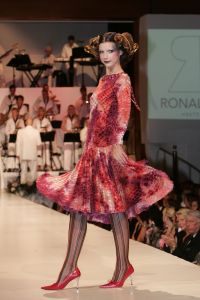 29-08-2005 SHOWBIZZ: MODESHOW WINTERCOLLECTIE 2005 VAN RONALD KOLK IN KRASNAPOLSKI AMSTERDAM.Het was veel kleur en een knipoog naar het theater,show en veel draagbare mode.Een big band zorgde voor veel sfeer en de vele vip\'s genoten van een heerlijk avondje uit met prachtige mode,sfeer volle muziek en vele heerlijke drankjes.
foto: Albert den Iseger.
