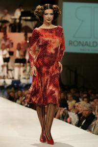 29-08-2005 SHOWBIZZ: MODESHOW WINTERCOLLECTIE 2005 VAN RONALD KOLK IN KRASNAPOLSKI AMSTERDAM.Het was veel kleur en een knipoog naar het theater,show en veel draagbare mode.Een big band zorgde voor veel sfeer en de vele vip\'s genoten van een heerlijk avondje uit met prachtige mode,sfeer volle muziek en vele heerlijke drankjes.
foto: Albert den Iseger.