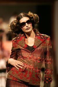 29-08-2005 SHOWBIZZ: MODESHOW WINTERCOLLECTIE 2005 VAN RONALD KOLK IN KRASNAPOLSKI AMSTERDAM.Het was veel kleur en een knipoog naar het theater,show en veel draagbare mode.Een big band zorgde voor veel sfeer en de vele vip\'s genoten van een heerlijk avondje uit met prachtige mode,sfeer volle muziek en vele heerlijke drankjes.
foto: Albert den Iseger.