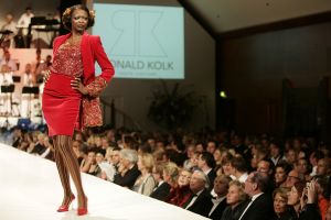 29-08-2005 SHOWBIZZ: MODESHOW WINTERCOLLECTIE 2005 VAN RONALD KOLK IN KRASNAPOLSKI AMSTERDAM.Het was veel kleur en een knipoog naar het theater,show en veel draagbare mode.Een big band zorgde voor veel sfeer en de vele vip\'s genoten van een heerlijk avondje uit met prachtige mode,sfeer volle muziek en vele heerlijke drankjes.
foto: Albert den Iseger.