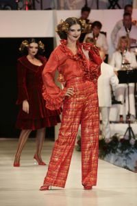 29-08-2005 SHOWBIZZ: MODESHOW WINTERCOLLECTIE 2005 VAN RONALD KOLK IN KRASNAPOLSKI AMSTERDAM.Het was veel kleur en een knipoog naar het theater,show en veel draagbare mode.Een big band zorgde voor veel sfeer en de vele vip\'s genoten van een heerlijk avondje uit met prachtige mode,sfeer volle muziek en vele heerlijke drankjes.
foto: Albert den Iseger.