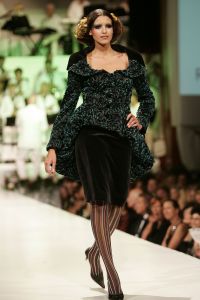 29-08-2005 SHOWBIZZ: MODESHOW WINTERCOLLECTIE 2005 VAN RONALD KOLK IN KRASNAPOLSKI AMSTERDAM.Het was veel kleur en een knipoog naar het theater,show en veel draagbare mode.Een big band zorgde voor veel sfeer en de vele vip\'s genoten van een heerlijk avondje uit met prachtige mode,sfeer volle muziek en vele heerlijke drankjes.
foto: Albert den Iseger.