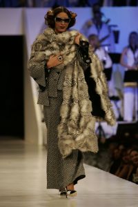 29-08-2005 SHOWBIZZ: MODESHOW WINTERCOLLECTIE 2005 VAN RONALD KOLK IN KRASNAPOLSKI AMSTERDAM.Het was veel kleur en een knipoog naar het theater,show en veel draagbare mode.Een big band zorgde voor veel sfeer en de vele vip\'s genoten van een heerlijk avondje uit met prachtige mode,sfeer volle muziek en vele heerlijke drankjes.
foto: Albert den Iseger.