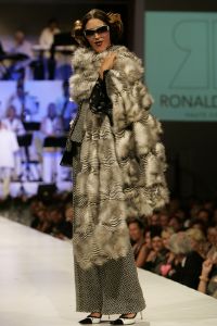 29-08-2005 SHOWBIZZ: MODESHOW WINTERCOLLECTIE 2005 VAN RONALD KOLK IN KRASNAPOLSKI AMSTERDAM.Het was veel kleur en een knipoog naar het theater,show en veel draagbare mode.Een big band zorgde voor veel sfeer en de vele vip\'s genoten van een heerlijk avondje uit met prachtige mode,sfeer volle muziek en vele heerlijke drankjes.
foto: Albert den Iseger.