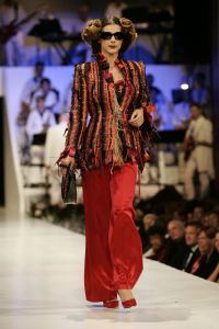 29-08-2005 SHOWBIZZ: MODESHOW WINTERCOLLECTIE 2005 VAN RONALD KOLK IN KRASNAPOLSKI AMSTERDAM.Het was veel kleur en een knipoog naar het theater,show en veel draagbare mode.Een big band zorgde voor veel sfeer en de vele vip\'s genoten van een heerlijk avondje uit met prachtige mode,sfeer volle muziek en vele heerlijke drankjes.
foto: Albert den Iseger.