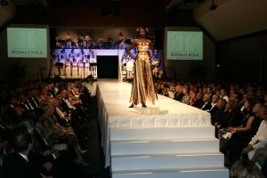 29-08-2005 SHOWBIZZ: MODESHOW WINTERCOLLECTIE 2005 VAN RONALD KOLK IN KRASNAPOLSKI AMSTERDAM.Het was veel kleur en een knipoog naar het theater,show en veel draagbare mode.Een big band zorgde voor veel sfeer en de vele vip\'s genoten van een heerlijk avondje uit met prachtige mode,sfeer volle muziek en vele heerlijke drankjes.
foto: Albert den Iseger.